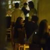 Tatá Wernerck é clicada em clima de romance com moreno em restaurante no Rio