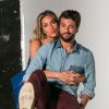 Giovanna Ewbank e Bruno Gagliasso posam para campanha de marca de sapatos em clima de romance