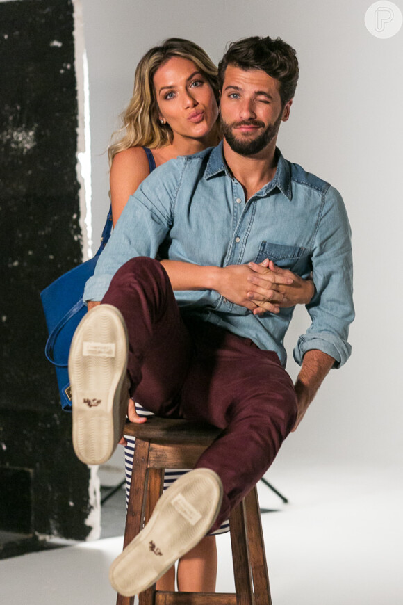 Giovanna Ewbank e Bruno Gagliasso posam para campanha de marca de sapatos em clima de romance