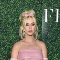 De peruca loira, Katy Perry comparece toda de rosa em evento beneficente