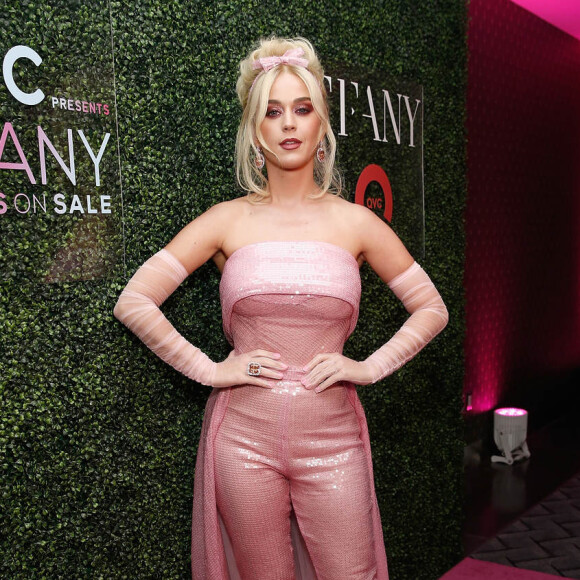 A cantora encarnou a 'Barbie Fashion' e apostou na peruca loira