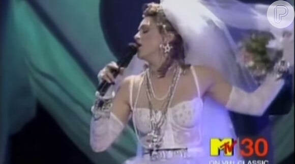 A performance de Madonna descendo do bolo de casamento cantando "Like a Virgin", vestida de noiva, foi considerada tão icônica que serviu de inspiração para uma apresentação da estrela em 2003