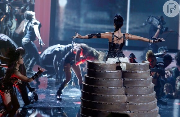 Rihanna entrou no local dentro de um suporte, e saiu no meio dos 'dançarinos zumbis'
