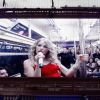 A estrela começou cantando "You Belong With Me" na estação de metrô 42th, a Grand Central