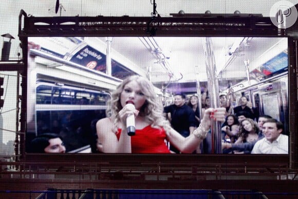 A estrela começou cantando "You Belong With Me" na estação de metrô 42th, a Grand Central