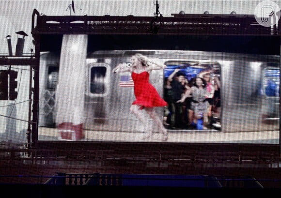 Vestida como uma cantora dos metrôs de Nova York, ela entra na linha F e continua cantando a sua música de trabalho até chegar na porta do Radio City, onde a premiação acontecia