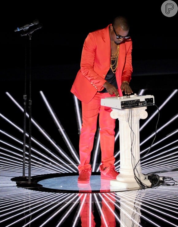 Kanye West fez uma performance totalmente inovadora no palco do VMA de 2010