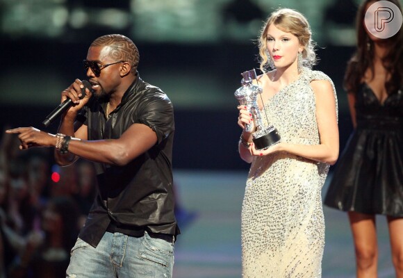 Taylor Swift pegou o microfone da cantora