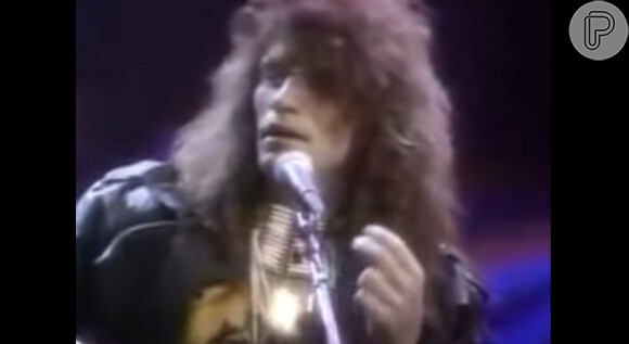 Acompanhado por Richie Sambora, Jon Bon Jovi fizeram uma jam session acústica
