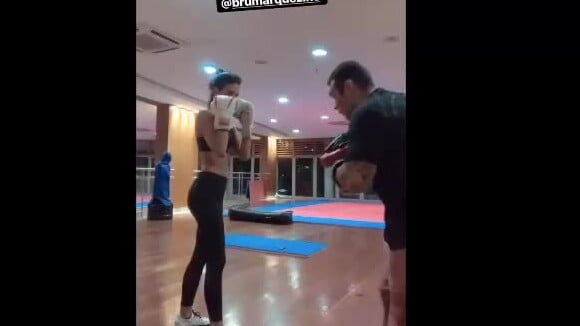 Bruna Marquezine mostra corpo sequinho ao dar golpes em treino com o personal, Chico Salgado
