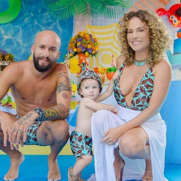 Maíra Charken posou com o marido Renato Antunes e o filho, Gael