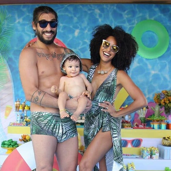 Sheron Menezzes com o pequeno Benjamin e o marido Saulo Bernard na pool party