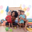 Sheron Menezzes e Maíra Charken ouganizaram uma 'baby pool party' para festejar a data