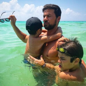 Juliana Paes viajou com marido e filhos para Angra dos Reis, costa verde do Rio de Janeiro