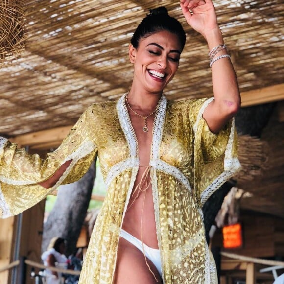 Juliana Paes postou foto exibindo corpão lado do marido usando um biquini branco