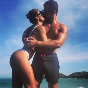 Juliana Paes comemora aniversário do marido, Carlos Eduardo Baptista, com foto de beijo