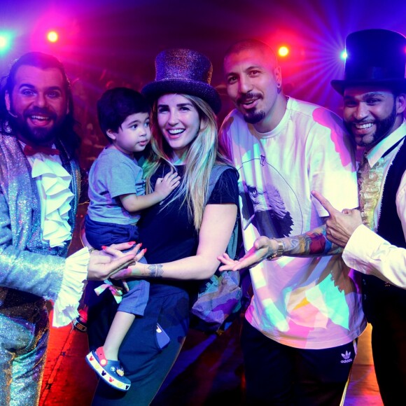 Aline Gotschalg e Fernando Medeiros levam o filho, Lucca, ao circo Abracadabra no Via Parque, na Barra da Tijuca, Rio de Janeiro, neste domingo, 14 de outubro de 2018