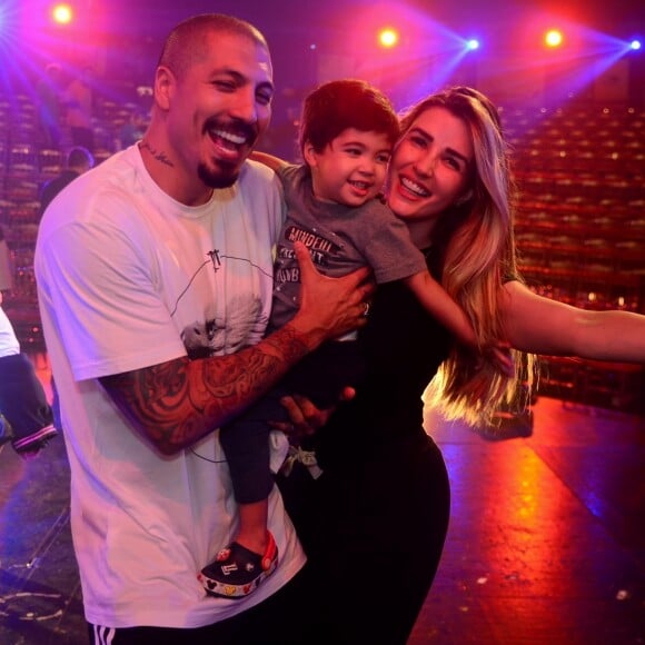 Filho de Aline Gotschalg e Fernando Medeiros esbanja fofura em circo