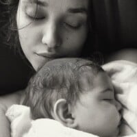 Débora Nascimento canta para filha em mêsversário de 6 meses: 'Regando amor'