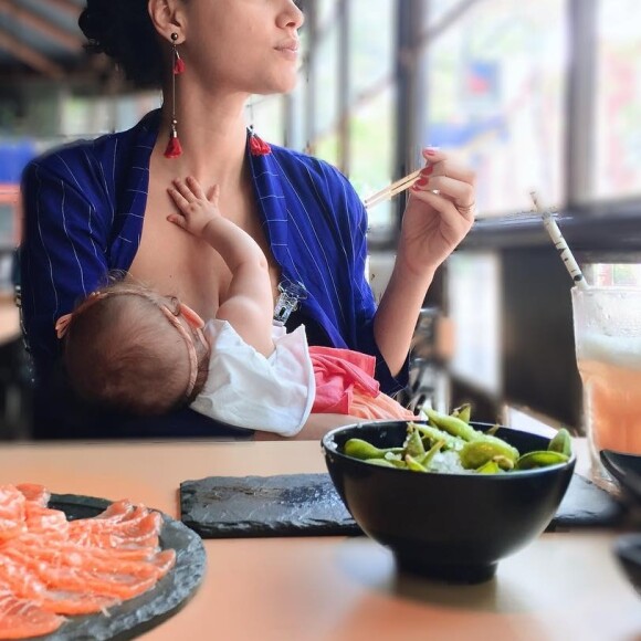 Débora Nascimento revelou que está com dificuldade para lidar com a introdução alimentar da filha