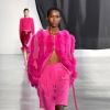 A designer americana ainda propôs o modelo em alfaiataria rosa-choque