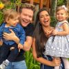Michel Teló comemorou 4 anos de casamento com Thais Fersoza em foto com a família
