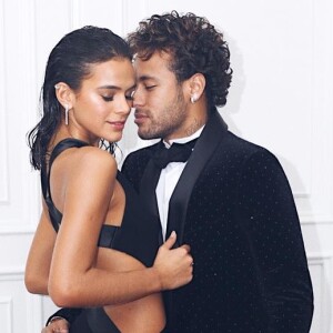 Bruna Marquezine afasta rumor de separação de Neymar com resposta a internauta
