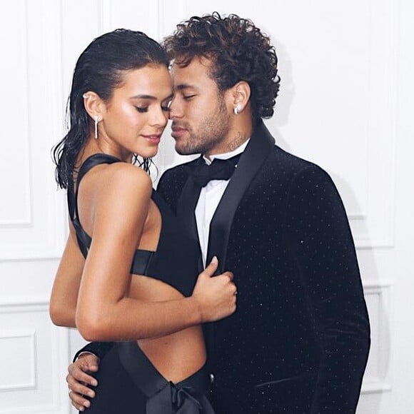 Bruna Marquezine afasta rumor de separação de Neymar com resposta a internauta