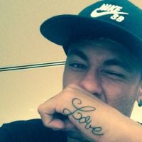 Neymar mostra nova tatuagem na mão e declara: 'Tremo quando te vejo'
