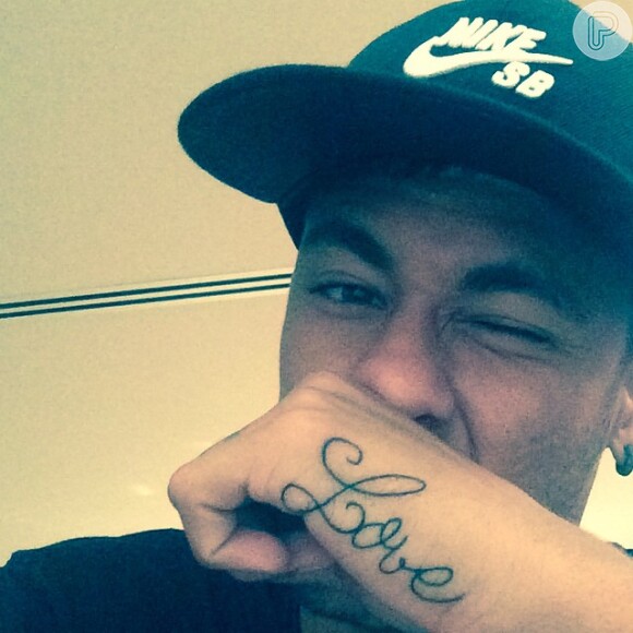Neymar mostra sua nova tatuagem: a palavra 'Love' (amor, em português), em 22 de agosto de 2014