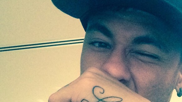 Neymar mostra nova tatuagem na mão e declara: 'Tremo quando te vejo'