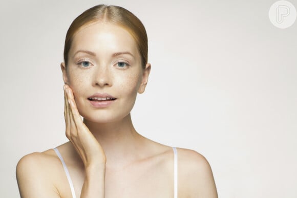 A melaleuca promete combater a oleosidade e melhorar os problemas com acne