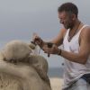 Vincent Cassel vive um escultor de areia