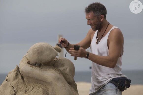 Vincent Cassel vive um escultor de areia