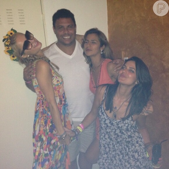 Ronaldo posa ao lado de Paris Hilton, Paula Morais e amiga, em Ibiza, na Espanha (23 de agosto de 2014)