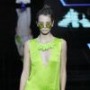 O visual Emporio Armani tem tecido mais levinho e traz a trend neon
