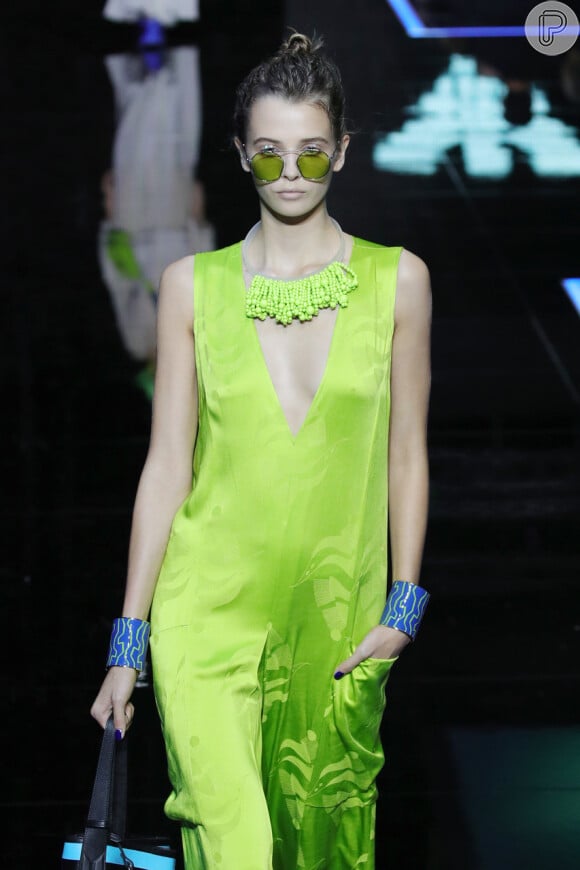 O visual Emporio Armani tem tecido mais levinho e traz a trend neon