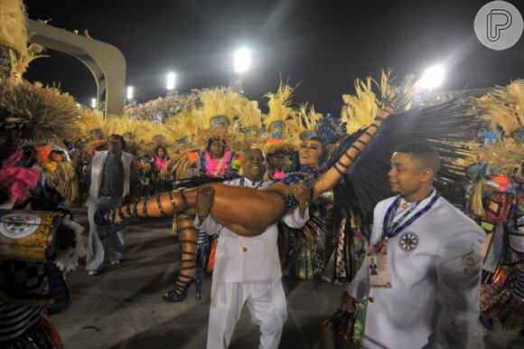 Sabrina Sato termina desfile sendo carregada pelos integrantes da escola Unidos de Vila Isabel, em 11 de fevereiro de 2013