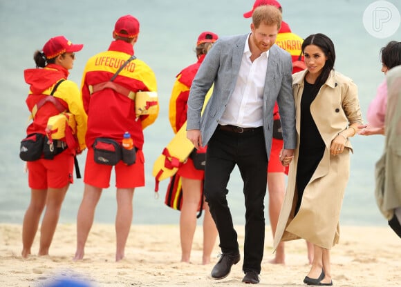 Meghan Markle usou sapatilha para ir à praia com Príncipe Harry
