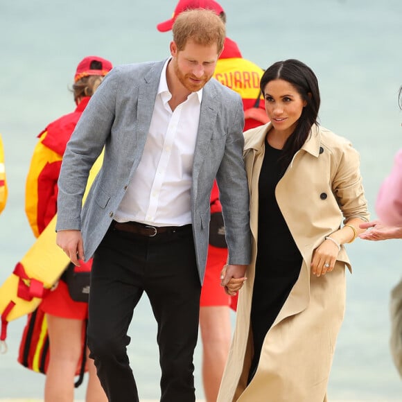 Meghan Markle usou sapatilha para ir à praia com Príncipe Harry