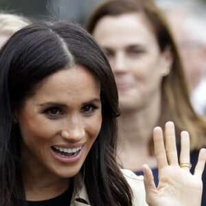 Assim que recebeu o cordão do menino australiano, Meghan Markle quis usá-lo