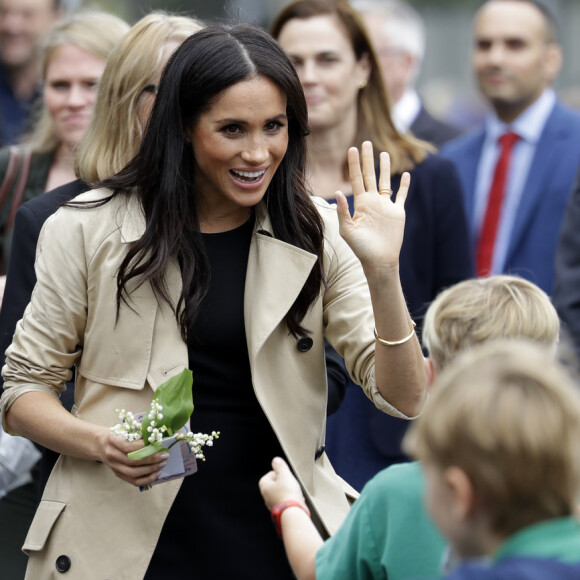 Assim que recebeu o cordão do menino australiano, Meghan Markle quis usá-lo