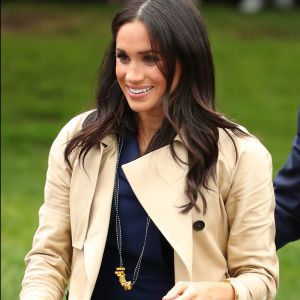 Macarrão no colar! Meghan Markle ganha presente inusitado de fã mirim durante sua visita à Austrália nesta quinta-feira, dia 18 de outubro de 2018