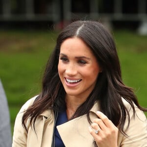 Meghan Markle colocou o cordão assim que o recebeu do pequeno admirador