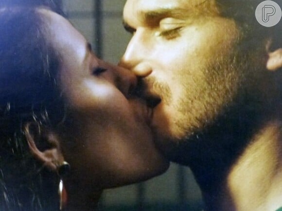 Carmem (Ana Carolina Dias) e Orville (Paulo Rocha) se beijam em cena da novela 'Império'