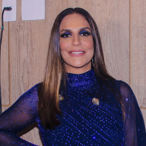 Ivete Sangalo arrasou na sombra escura, que combinava com o vestido usado na festa da Le Lis Blanc