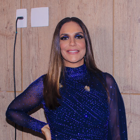 Ivete Sangalo arrasou na sombra escura, que combinava com o vestido usado na festa da Le Lis Blanc