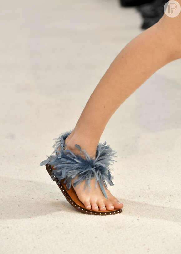 Sandálias rasteiras do verão 2019: sandália de dedo com pluminhas Valentino