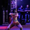 Anitta faz suas coreografias ousadas na Festa do Peão de Barretos, em São Paulo