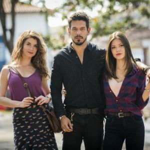 Isabel (Alinne Moraes) tira satisfações com Alain (João Vicente), se insinua para ele, na novela 'Espelho da Vida'